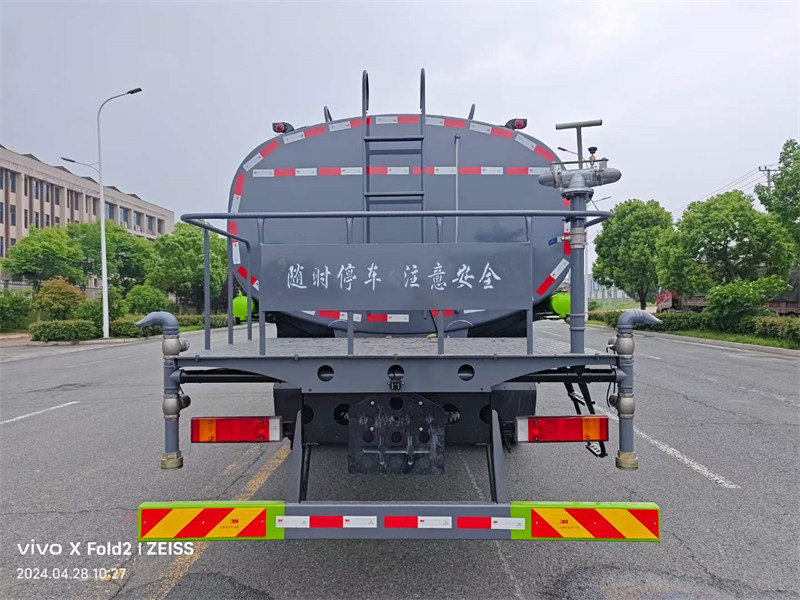 东风新款T5防疫消毒洒水车驶向大美新疆